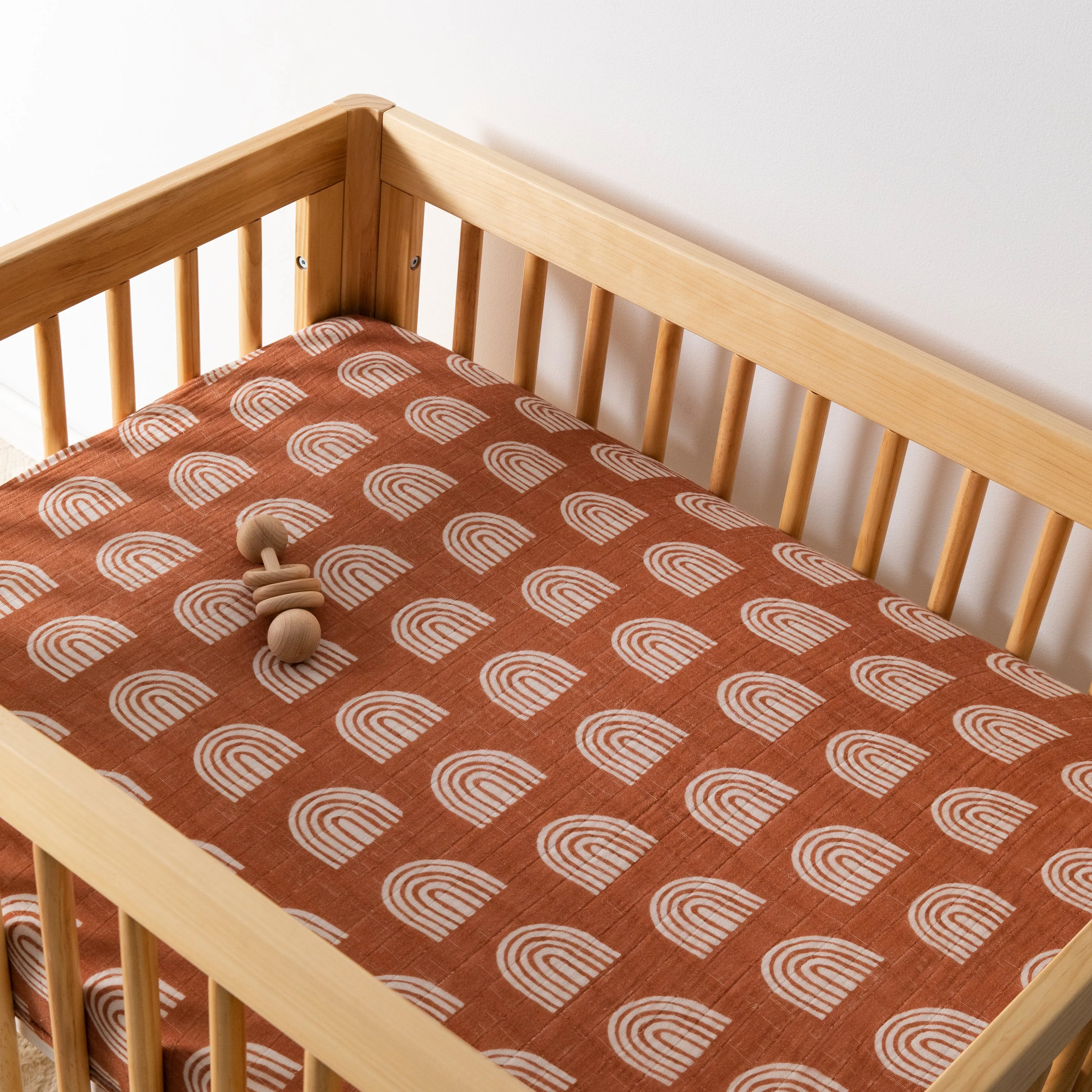 All-Stages Midi Crib Sheet in GOTS Certified Organic Muslin Cotton - Terracotta Rainbow